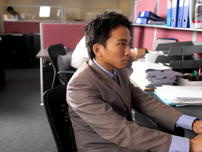 Bild Junger Mann im Anzug vor Computer