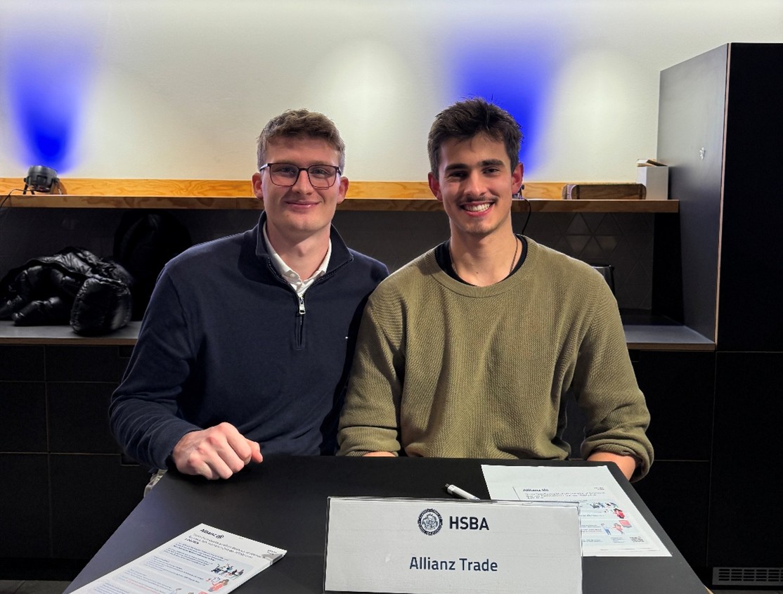 Ben und Paul beim Stand von Allianz Trade